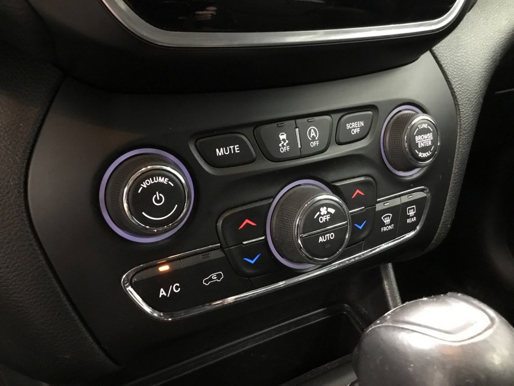 Used 2019 Jeep Cherokee Limited AWD/4WD image 25