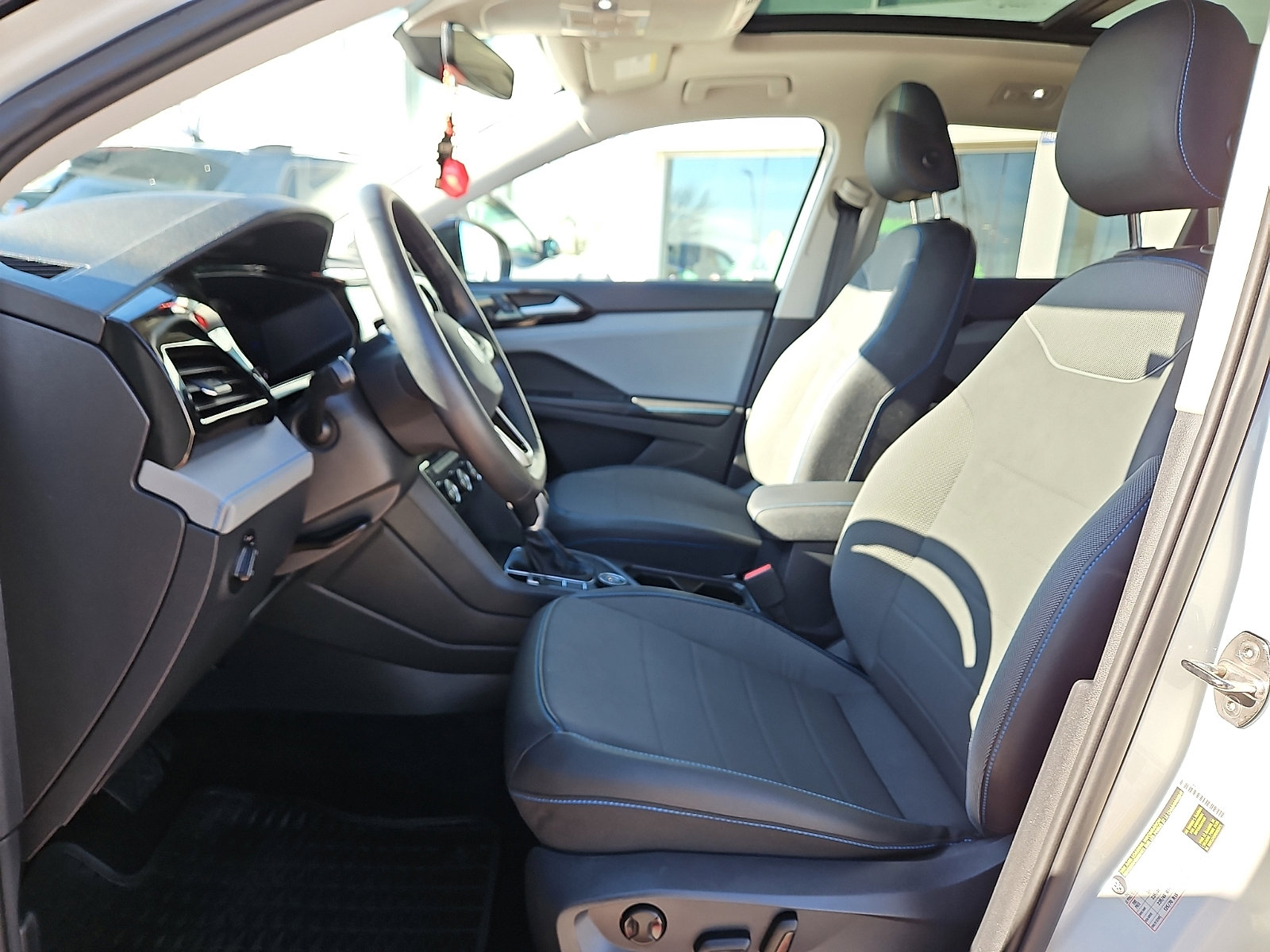 Certified 2024 Volkswagen Taos SE image 9