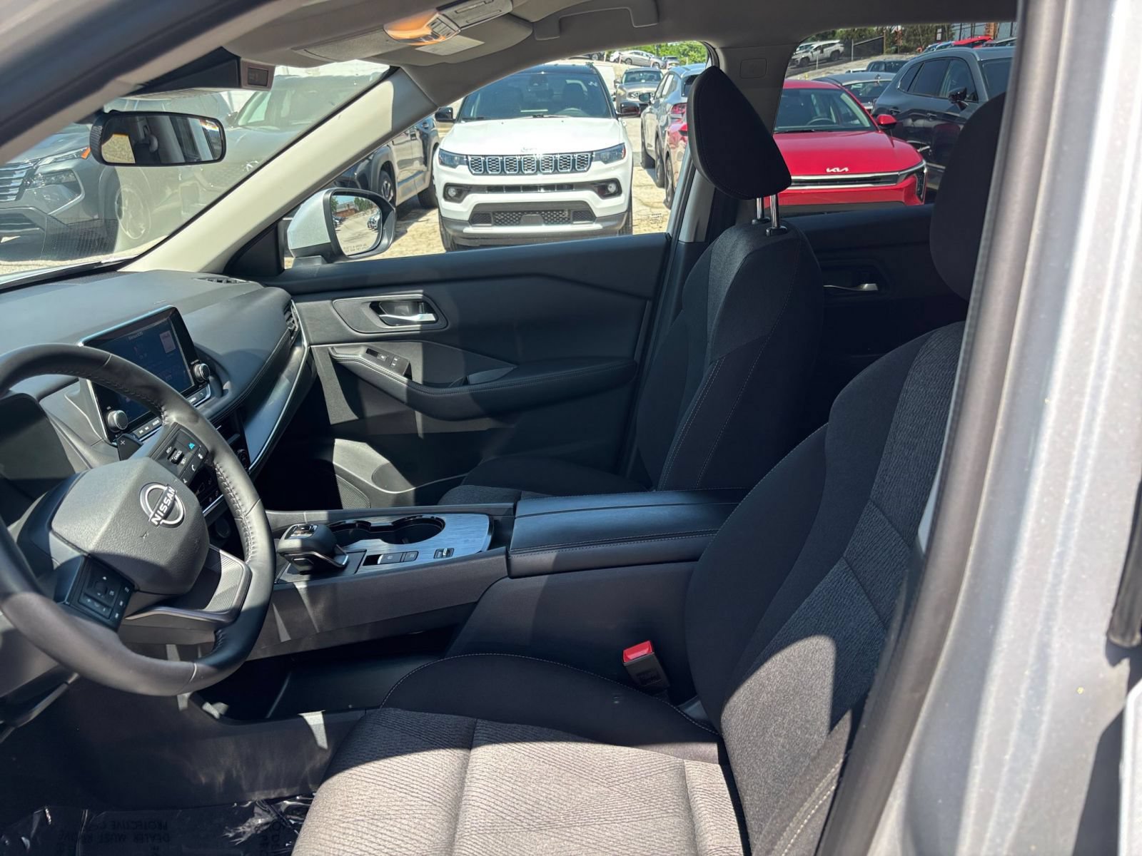 Used 2025 Nissan Rogue SV FWD image 22
