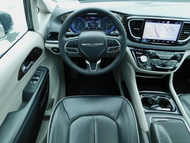 Used 2023 Chrysler Pacifica Limited image 3