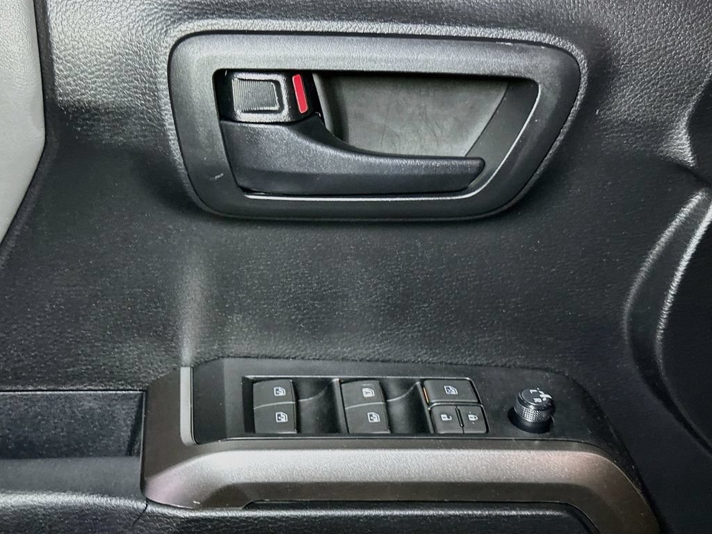 Used 2020 Toyota Tacoma SR5 AWD/4WD image 19