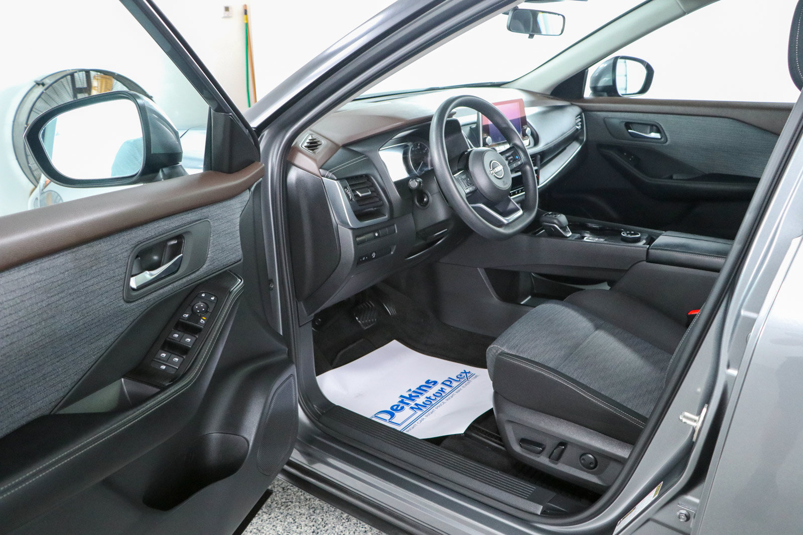 Used 2023 Nissan Rogue SV AWD/4WD image 3
