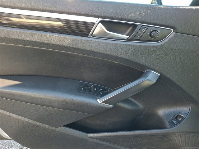 Used 2018 Volkswagen Passat 3.6 image 12