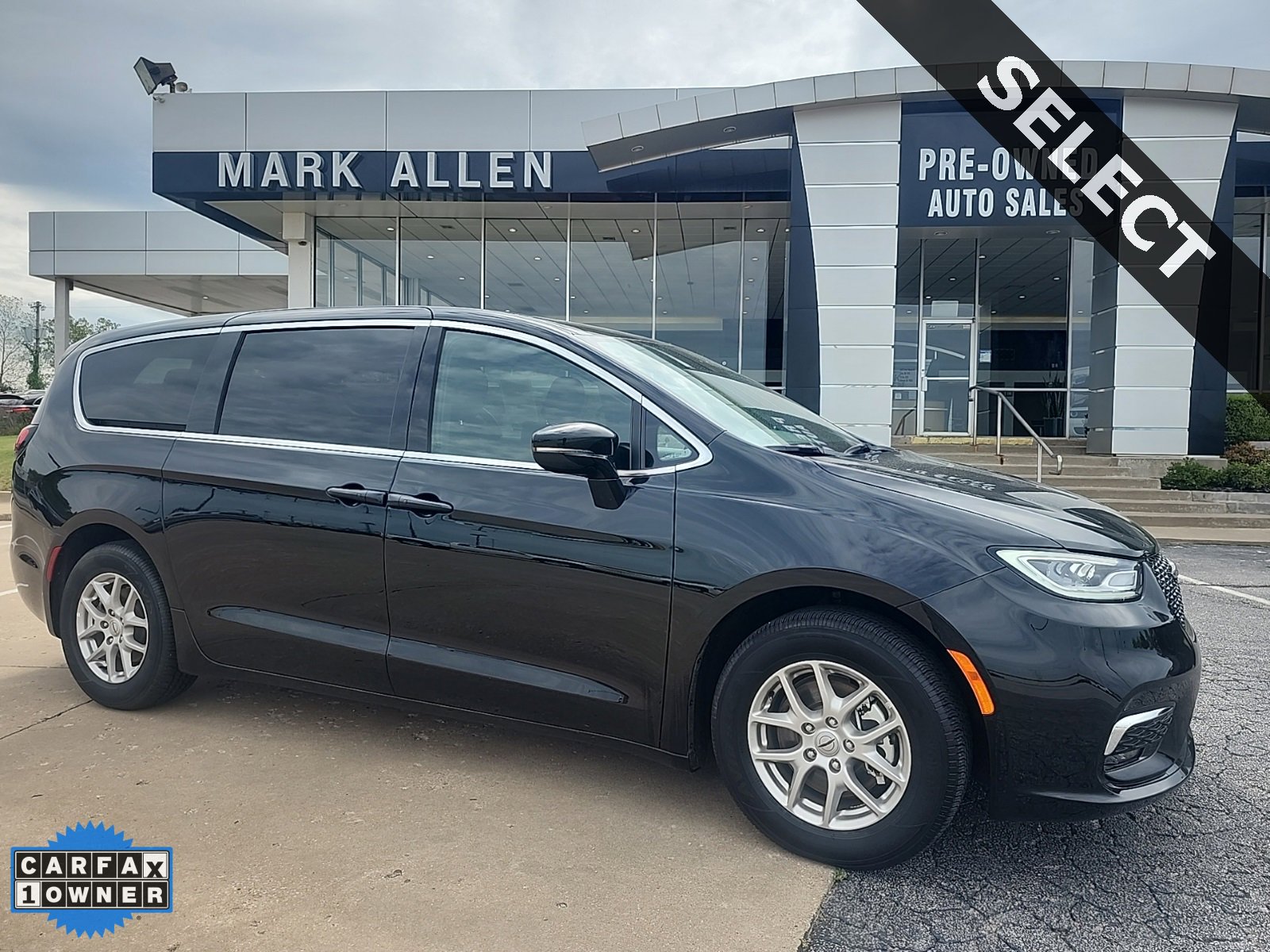 Used 2025 Chrysler Pacifica Select