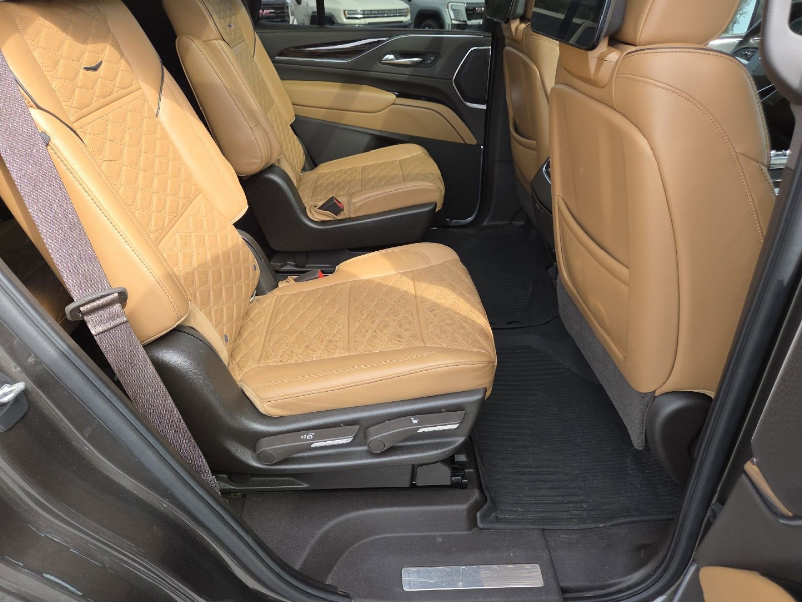 Used 2021 Cadillac Escalade Premium Luxury AWD/4WD image 25