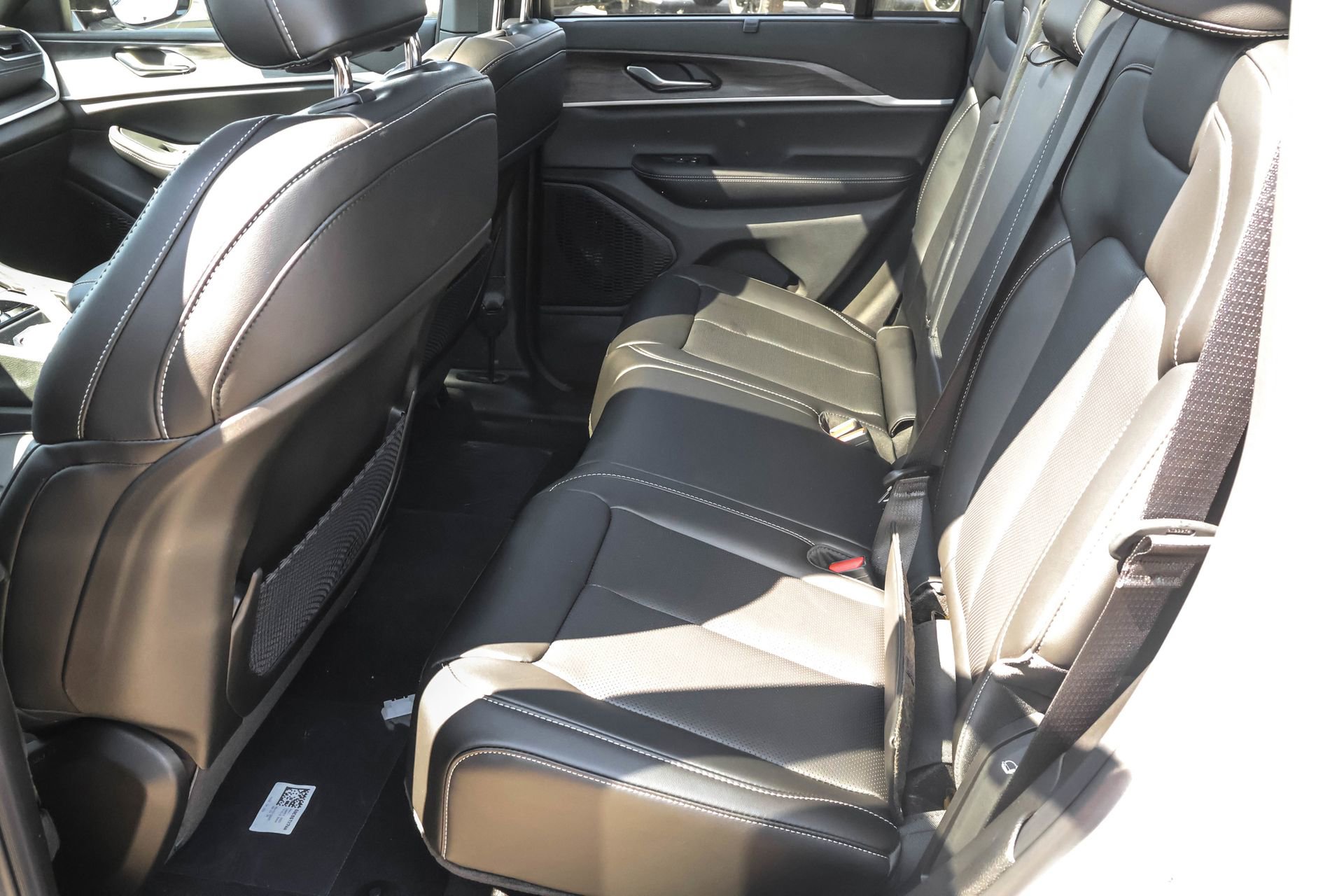 New 2025 Jeep Grand Cherokee Limited w/ Luxury Tech Group II image 16