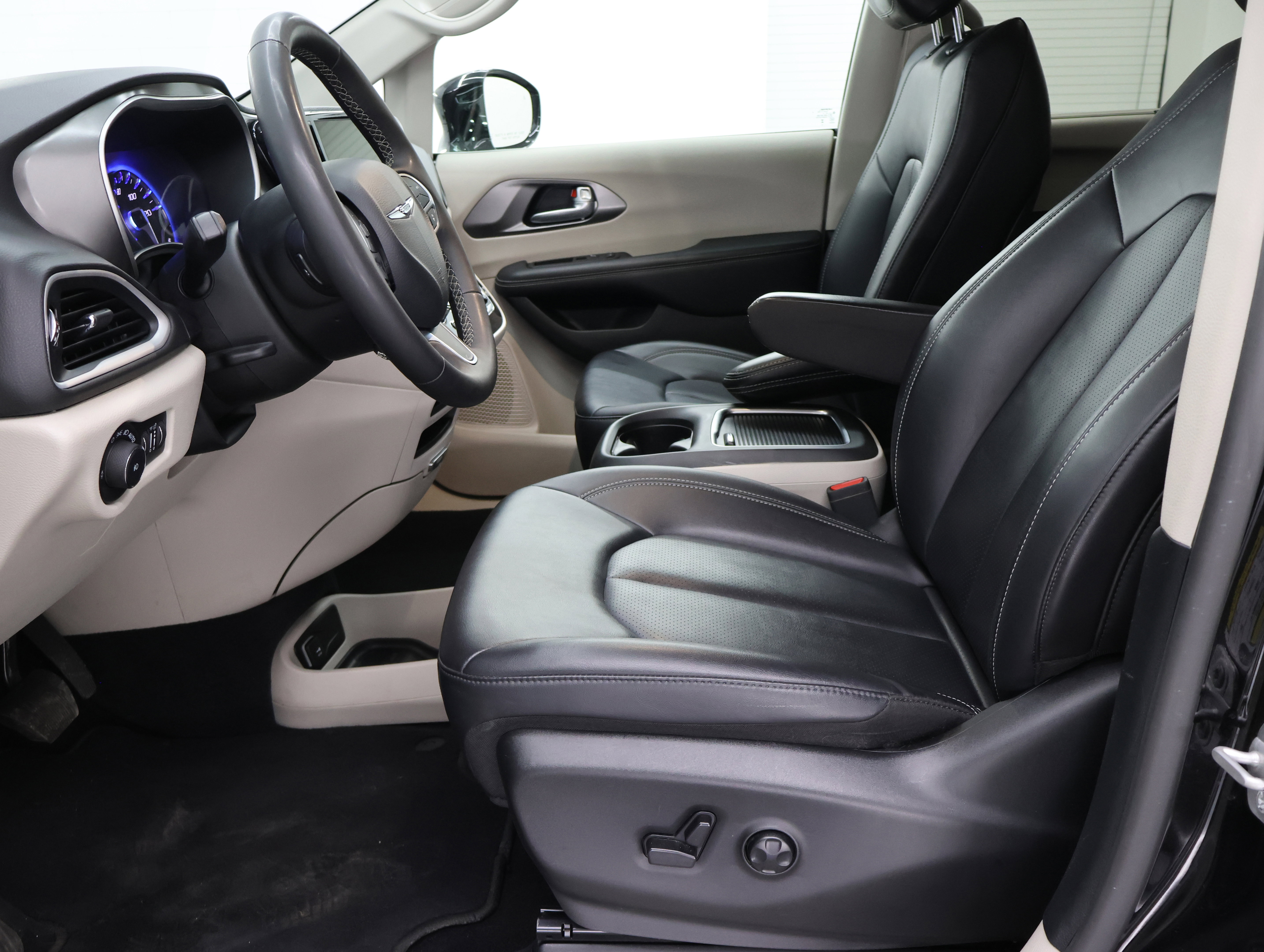 Used 2024 Chrysler Pacifica Touring-L image 8