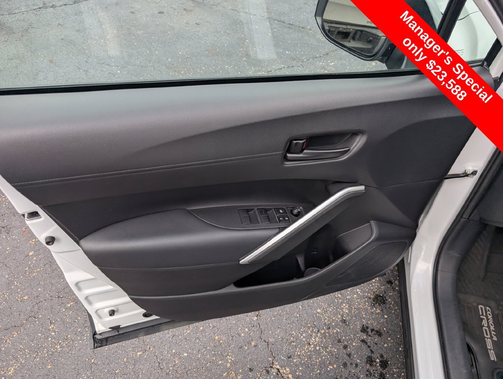 Used 2022 Toyota Corolla Cross LE AWD/4WD image 16