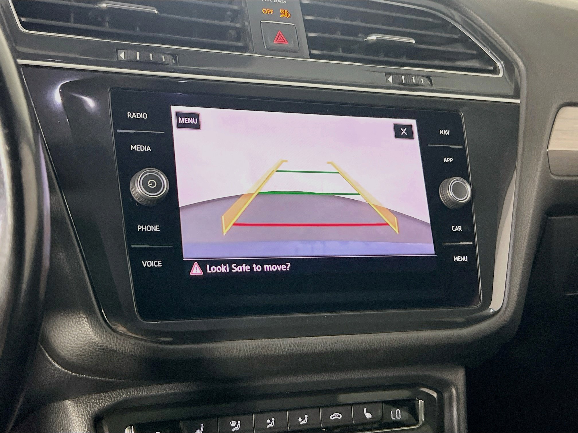 Used 2018 Volkswagen Tiguan SEL AWD/4WD image 14