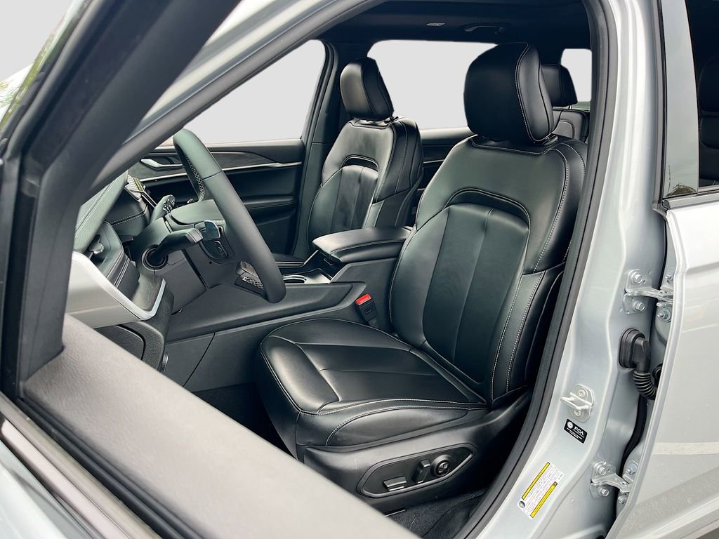 Certified 2025 Jeep Grand Cherokee L Limited w/ Black Appearance Package image 21