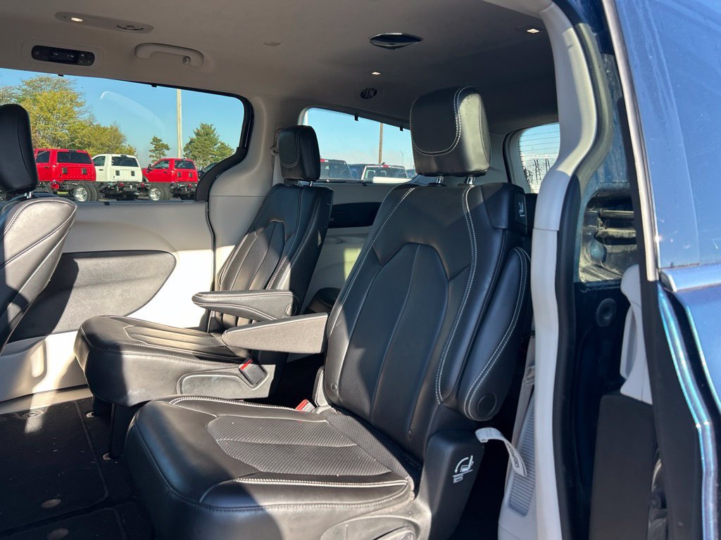 Used 2023 Chrysler Pacifica Touring-L w/ Uconnect Theater Family Group AWD/4WD image 5