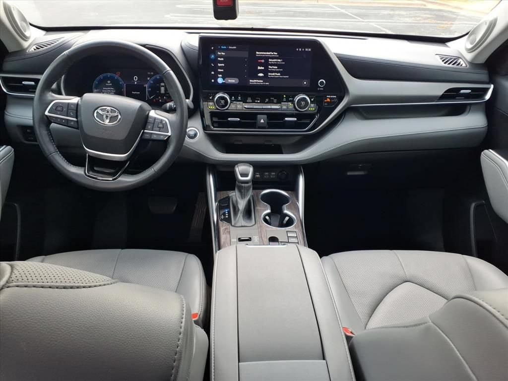 Used 2023 Toyota Highlander Limited FWD image 27