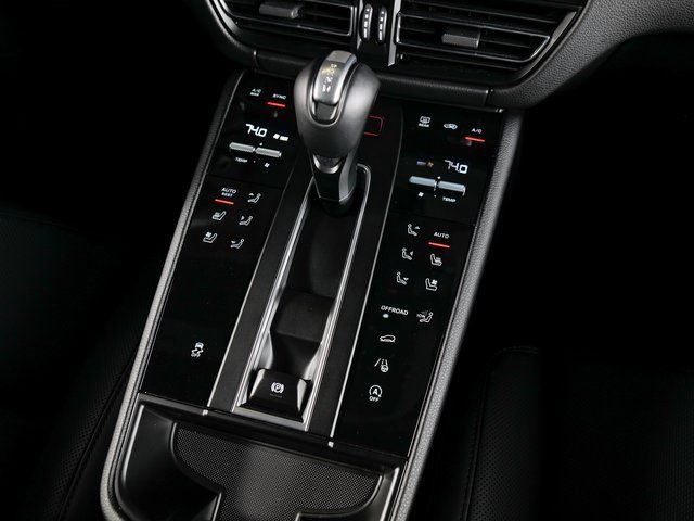 Certified 2026 Porsche Macan AWD/4WD image 16