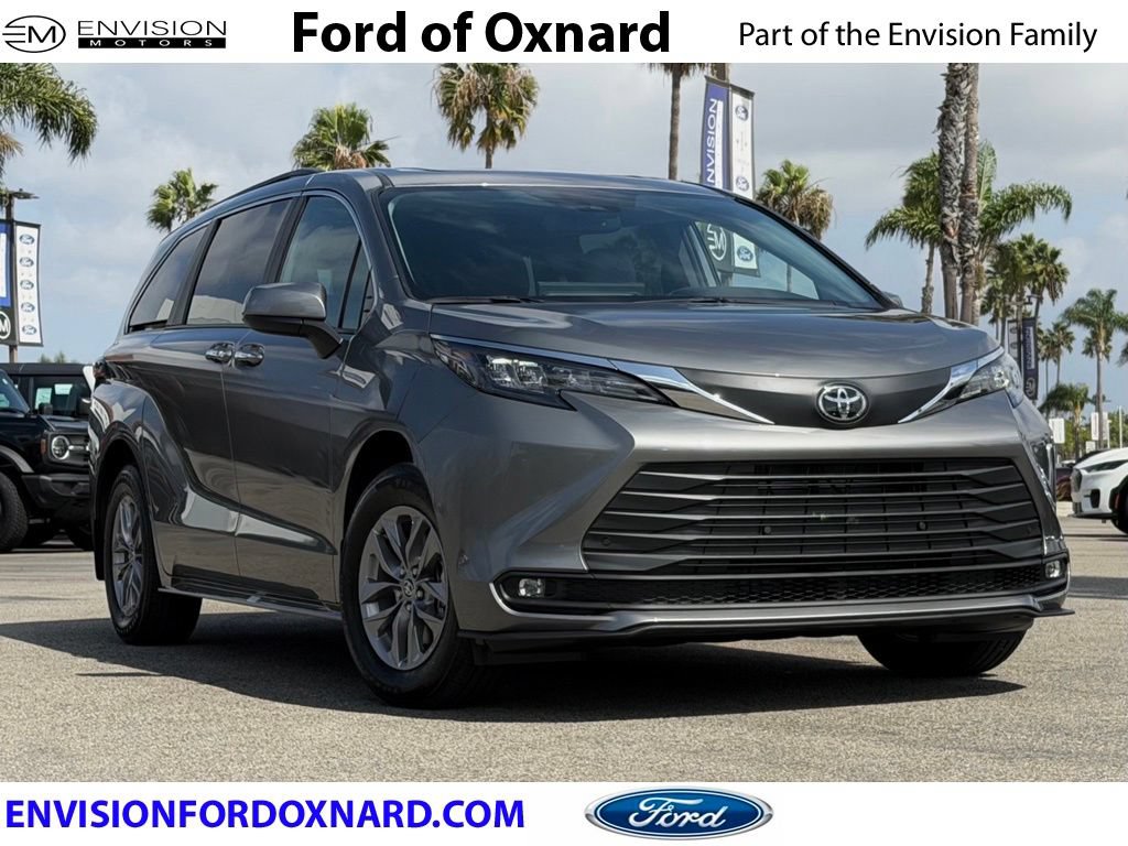 Used 2026 Toyota Sienna XLE FWD image 1