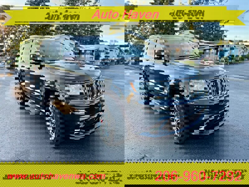 Used 2012 Jeep Grand Cherokee SRT8 w/ Luxury Group II image 2