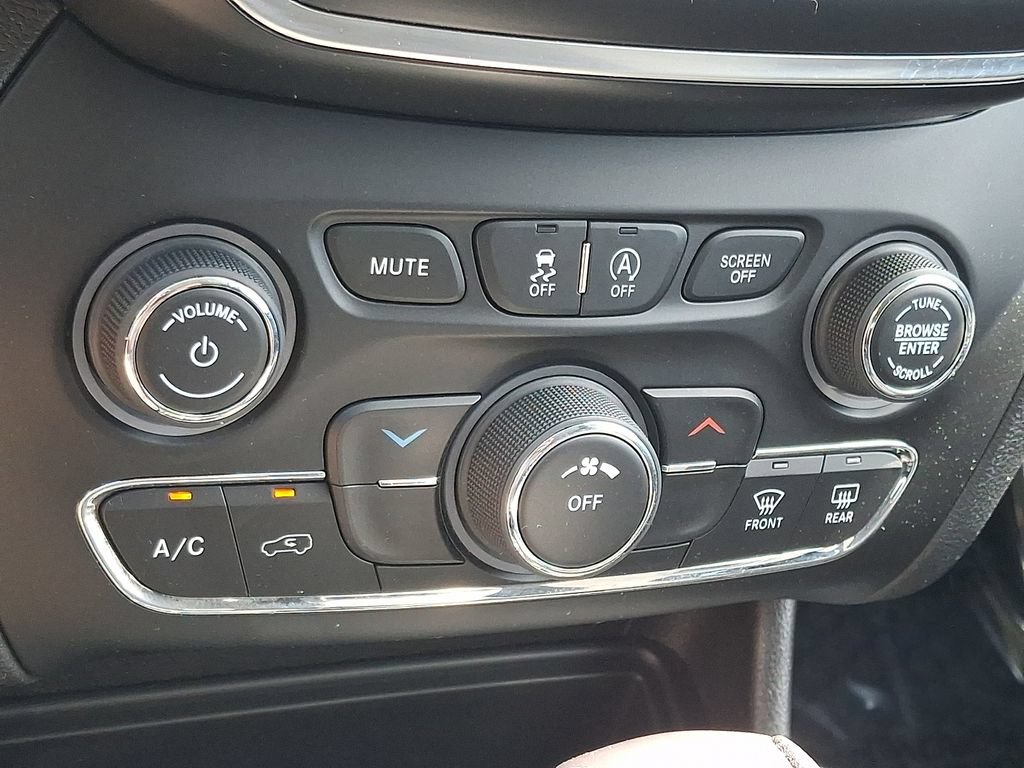 Used 2020 Jeep Cherokee Latitude w/ Cold Weather Group AWD/4WD image 15