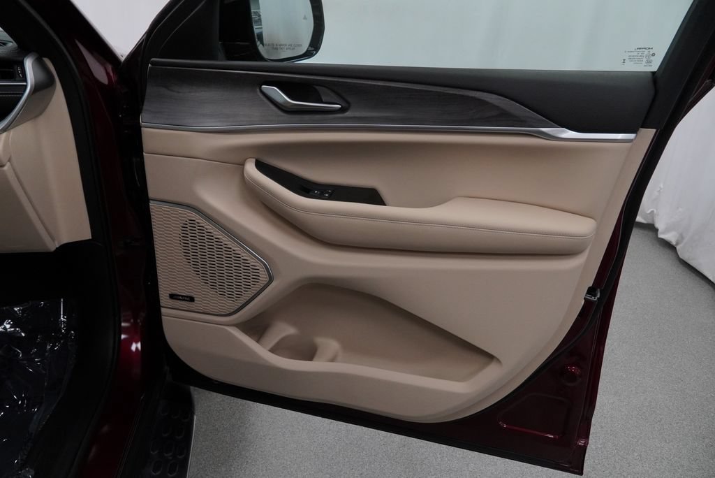 Certified 2025 Jeep Grand Cherokee Limited 4xe w/ Luxury Tech Group II AWD/4WD image 48