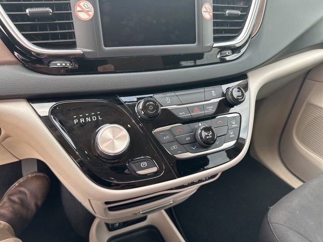 Used 2022 Chrysler Voyager LX FWD image 16