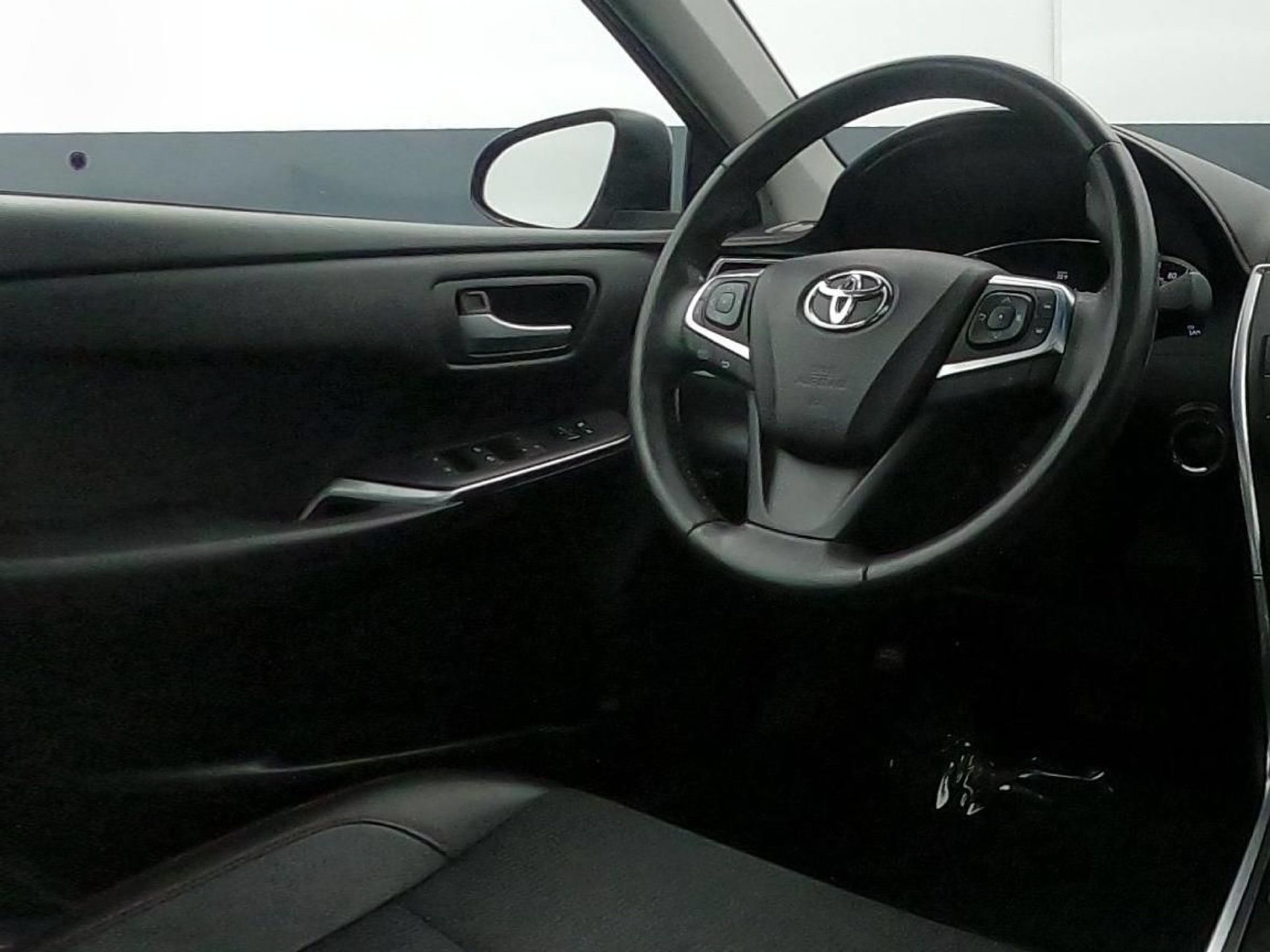 Used 2016 Toyota Camry SE w/ Moonroof Package FWD image 25