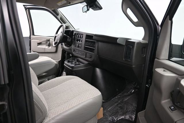 Used 2025 GMC Savana 2500 LT w/ LT Preferred Equipment Group RWD image 13