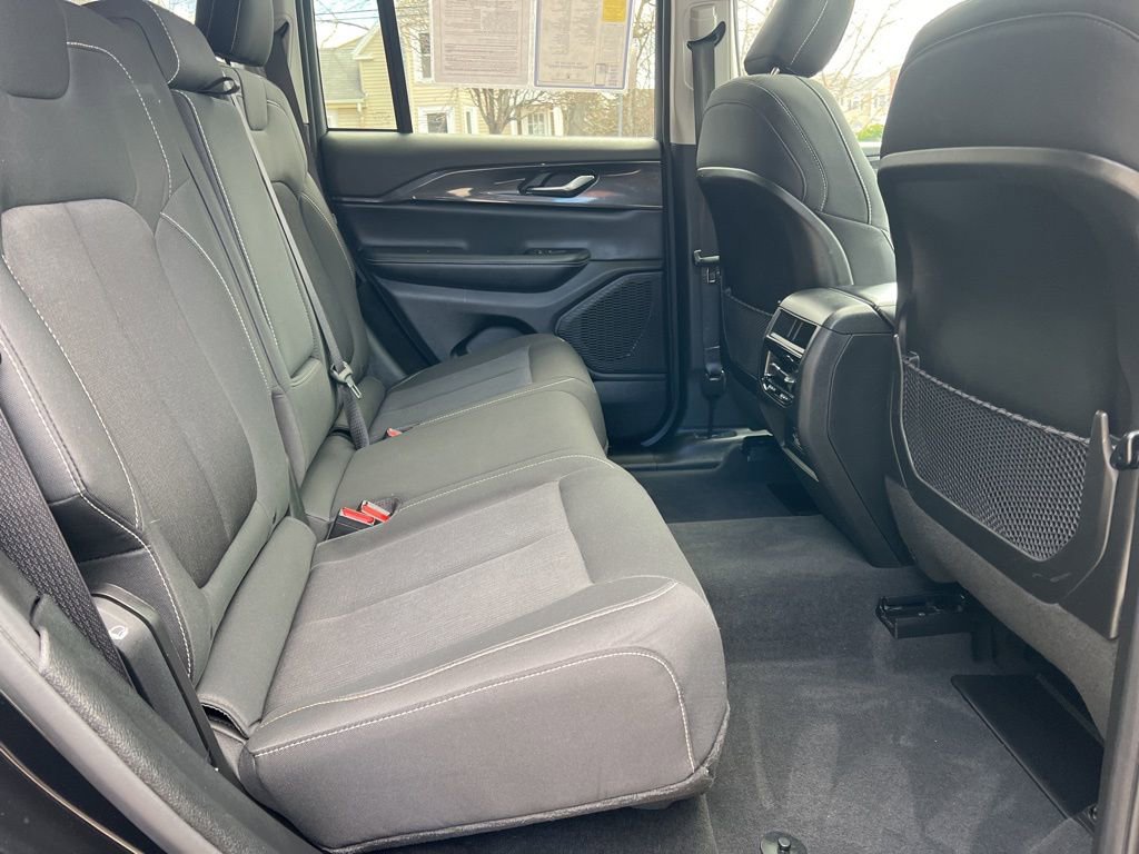 Used 2023 Jeep Grand Cherokee Laredo image 25