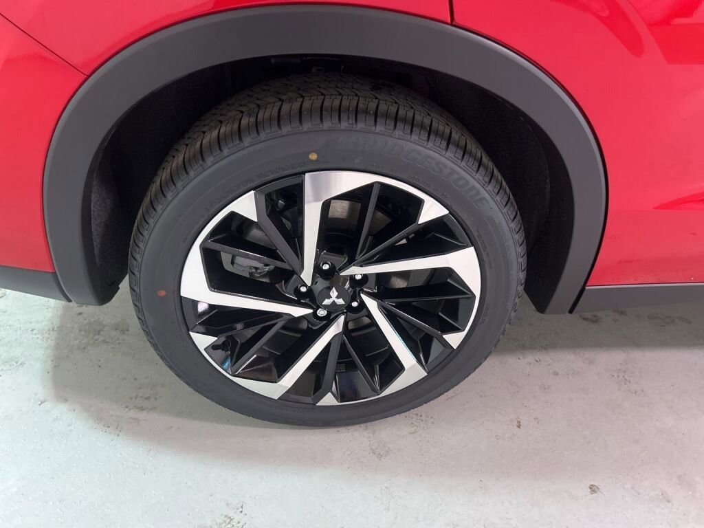 New 2025 Mitsubishi Outlander SE image 24
