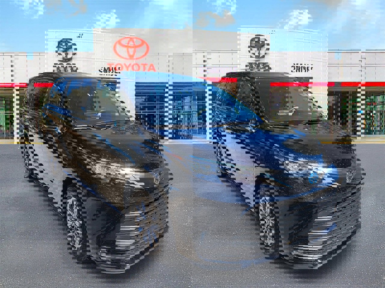 Used 2025 Toyota Sienna LE image 2