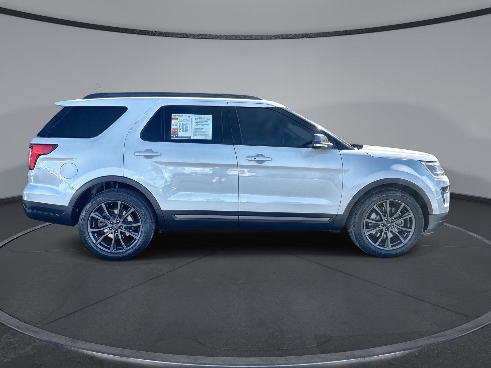 Used 2018 Ford Explorer XLT w/ Equipment Group 202A image 9