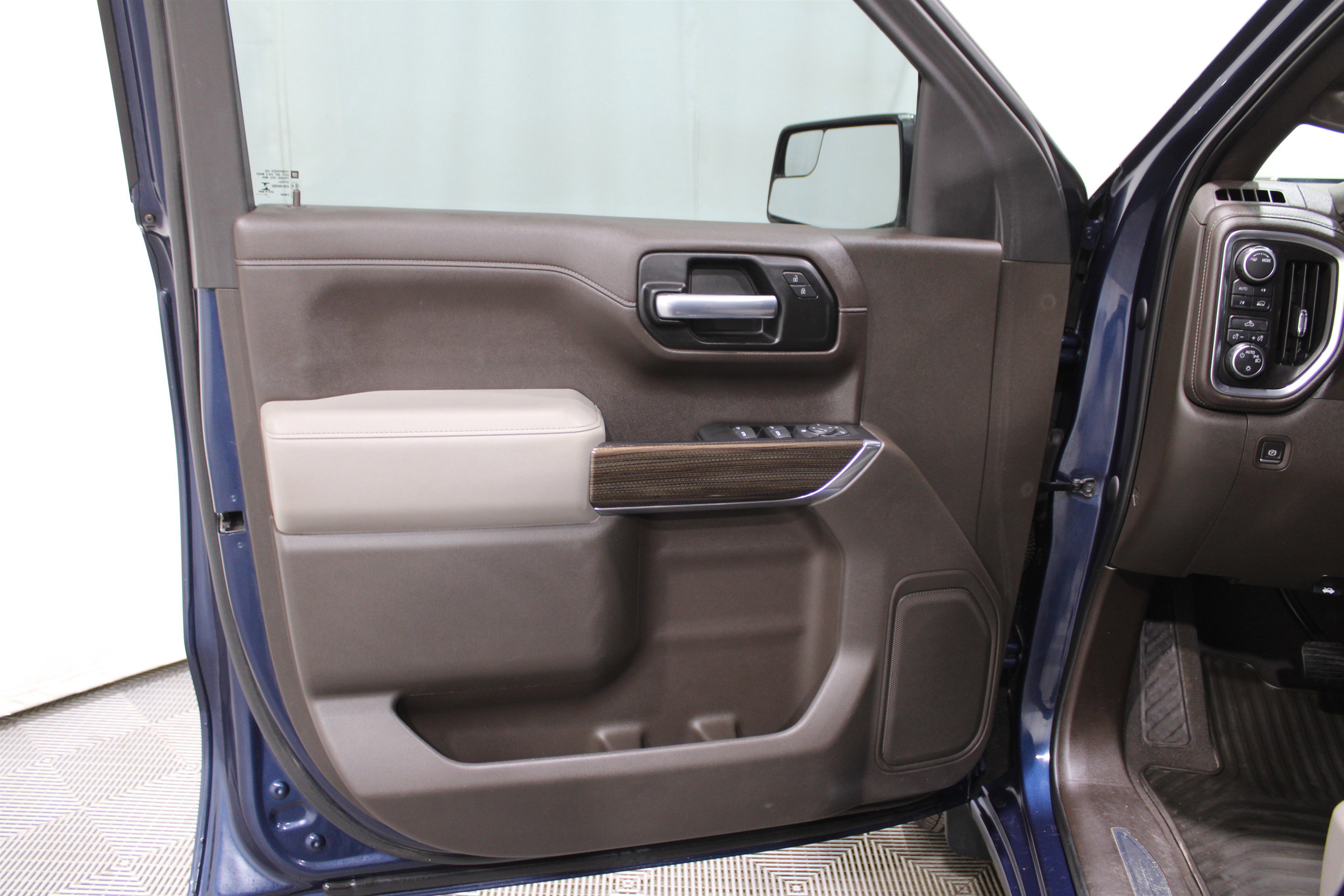 Used 2020 Chevrolet Silverado 1500 LT w/ Texas Edition image 6