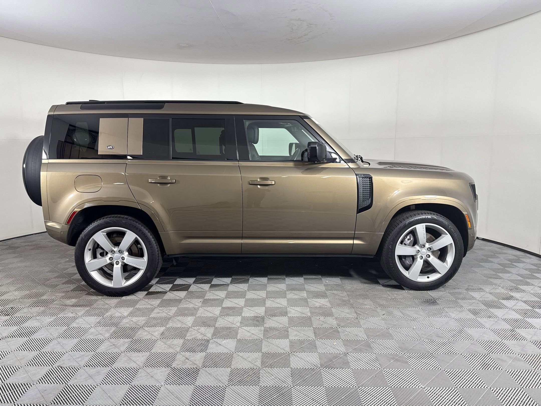 Certified 2022 Land Rover Defender 110 XS Edition AWD/4WD image 8
