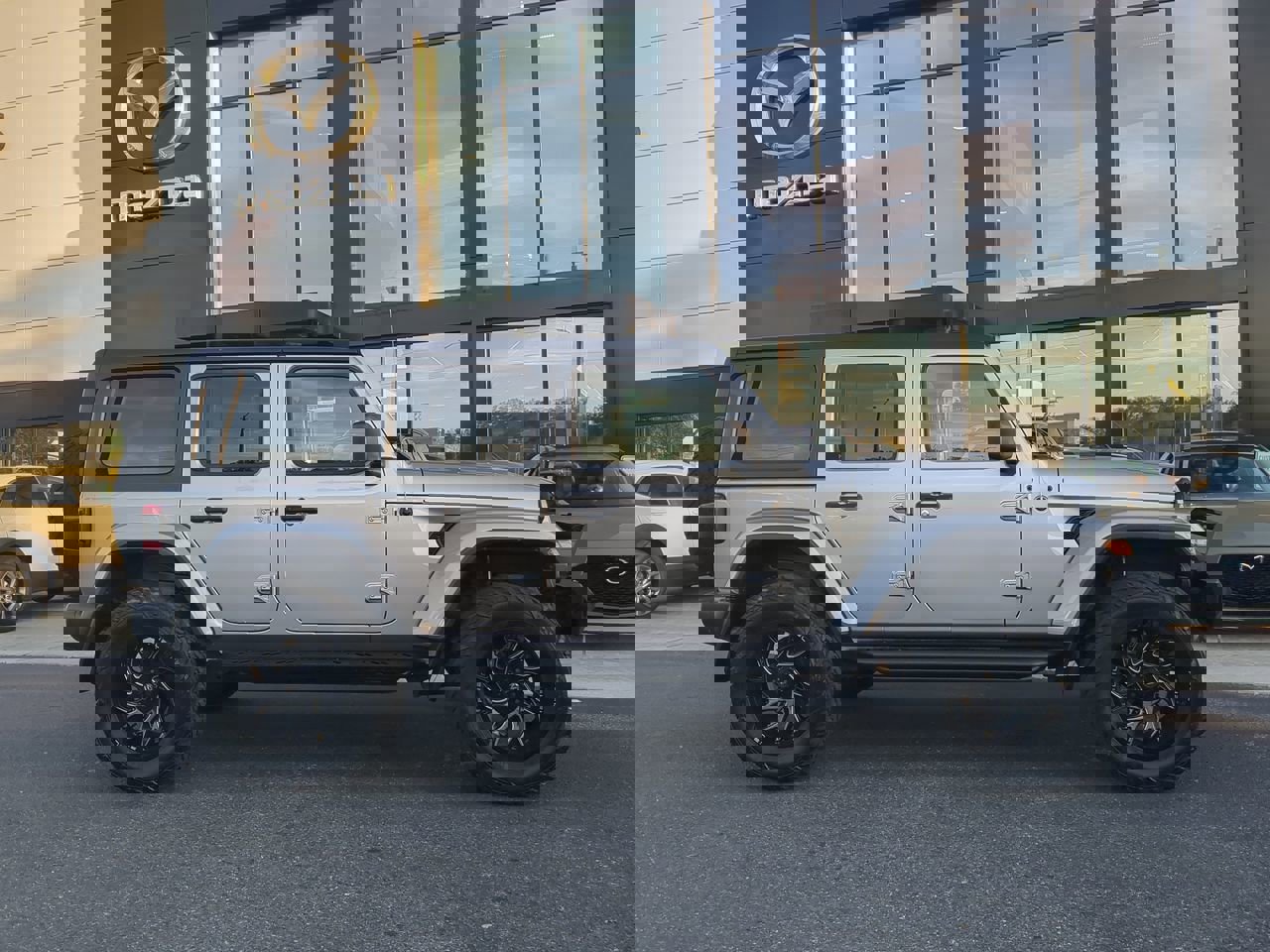 Used 2020 Jeep Wrangler Unlimited Sahara w/ Uconnect 4C Nav & Sound Group image 2