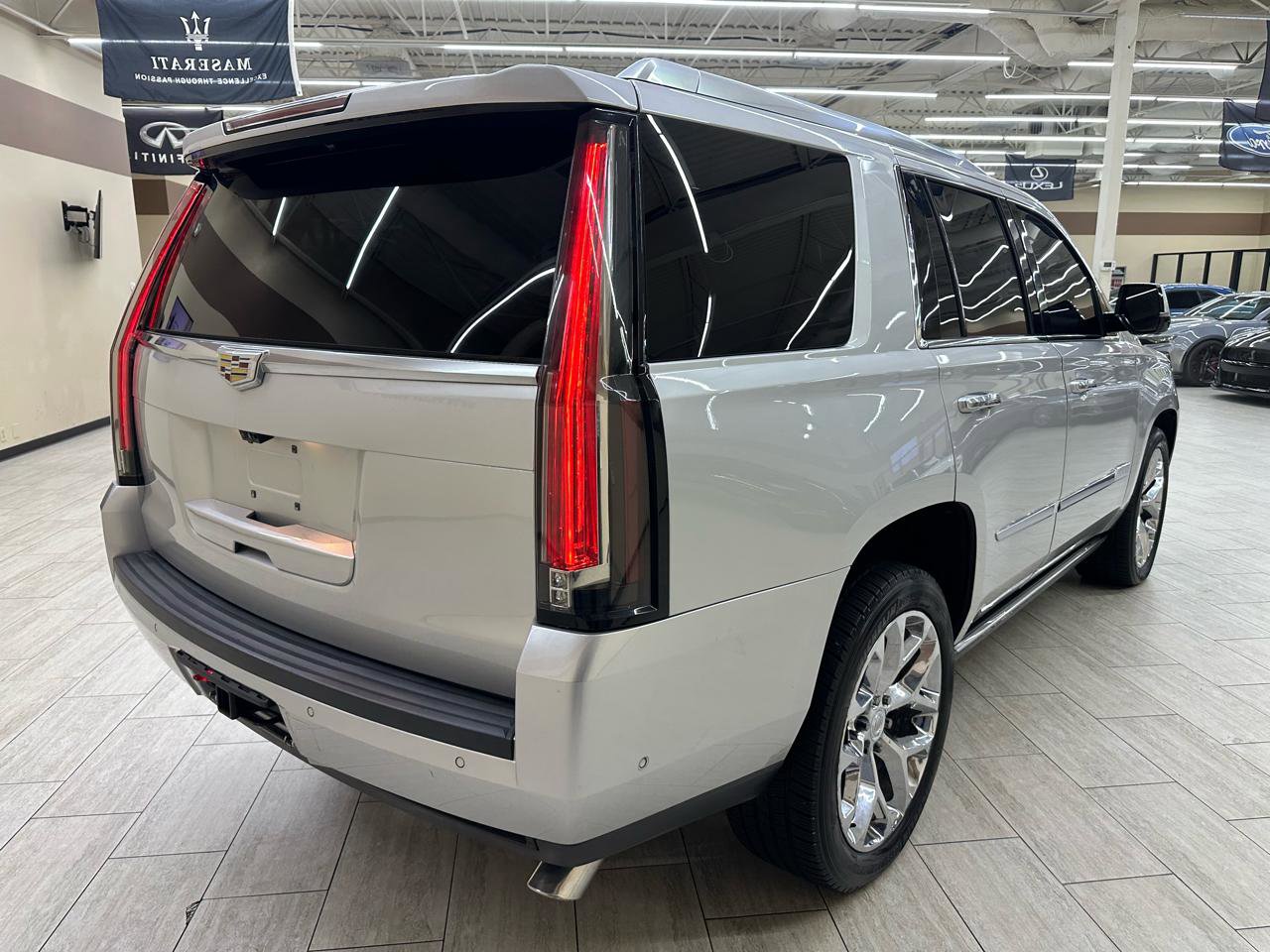 Used 2017 Cadillac Escalade Platinum AWD/4WD image 7