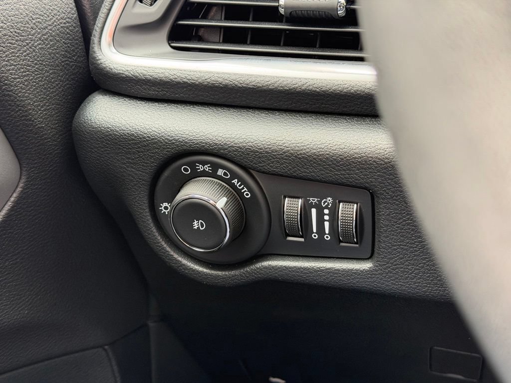 Used 2025 Chrysler Pacifica Limited w/ Uconnect Theater Family Group AWD/4WD image 18