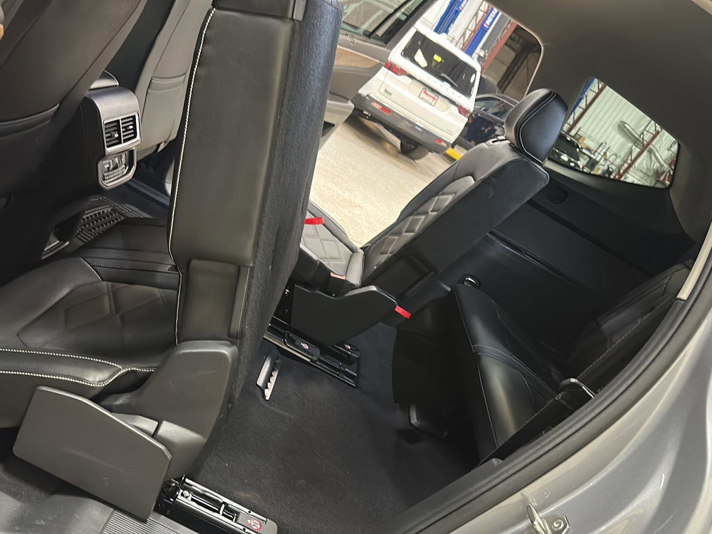 Used 2025 Volkswagen Atlas SE image 28