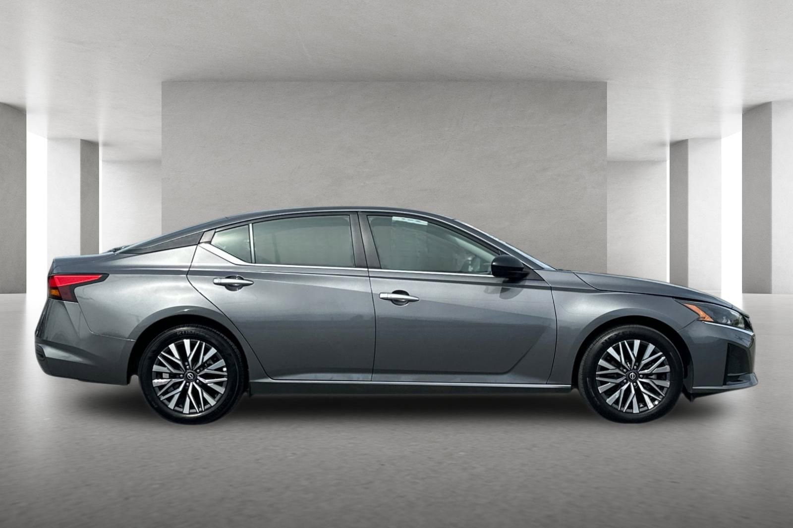 Used 2025 Nissan Altima 2.5 SV FWD image 3