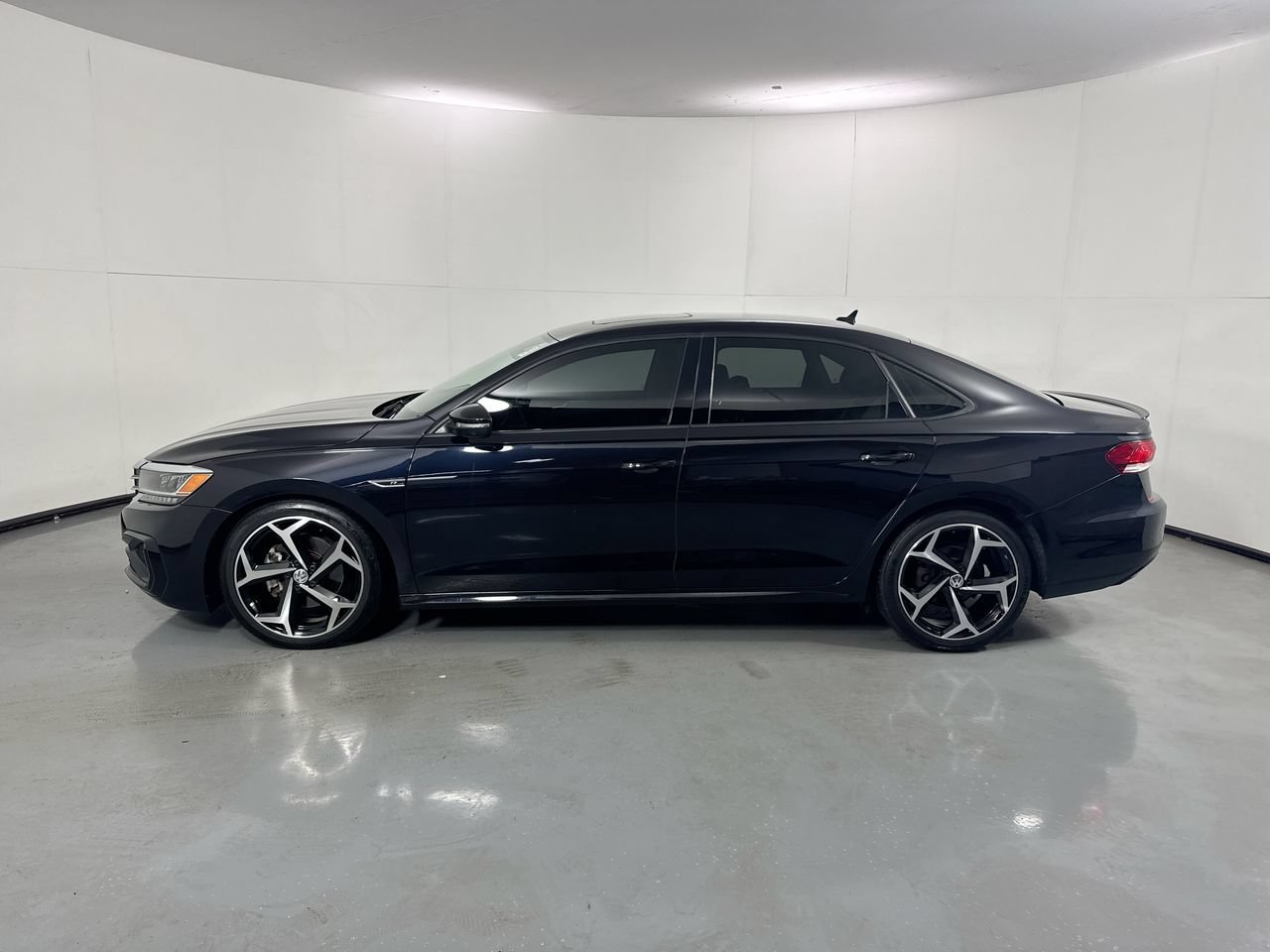 Used 2021 Volkswagen Passat 2.0T R-Line FWD image 2