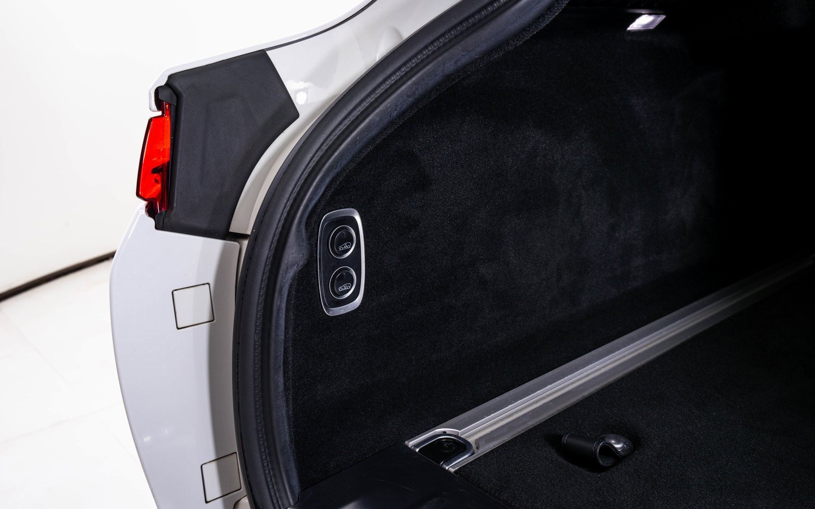 Used 2022 Aston Martin DBX image 22