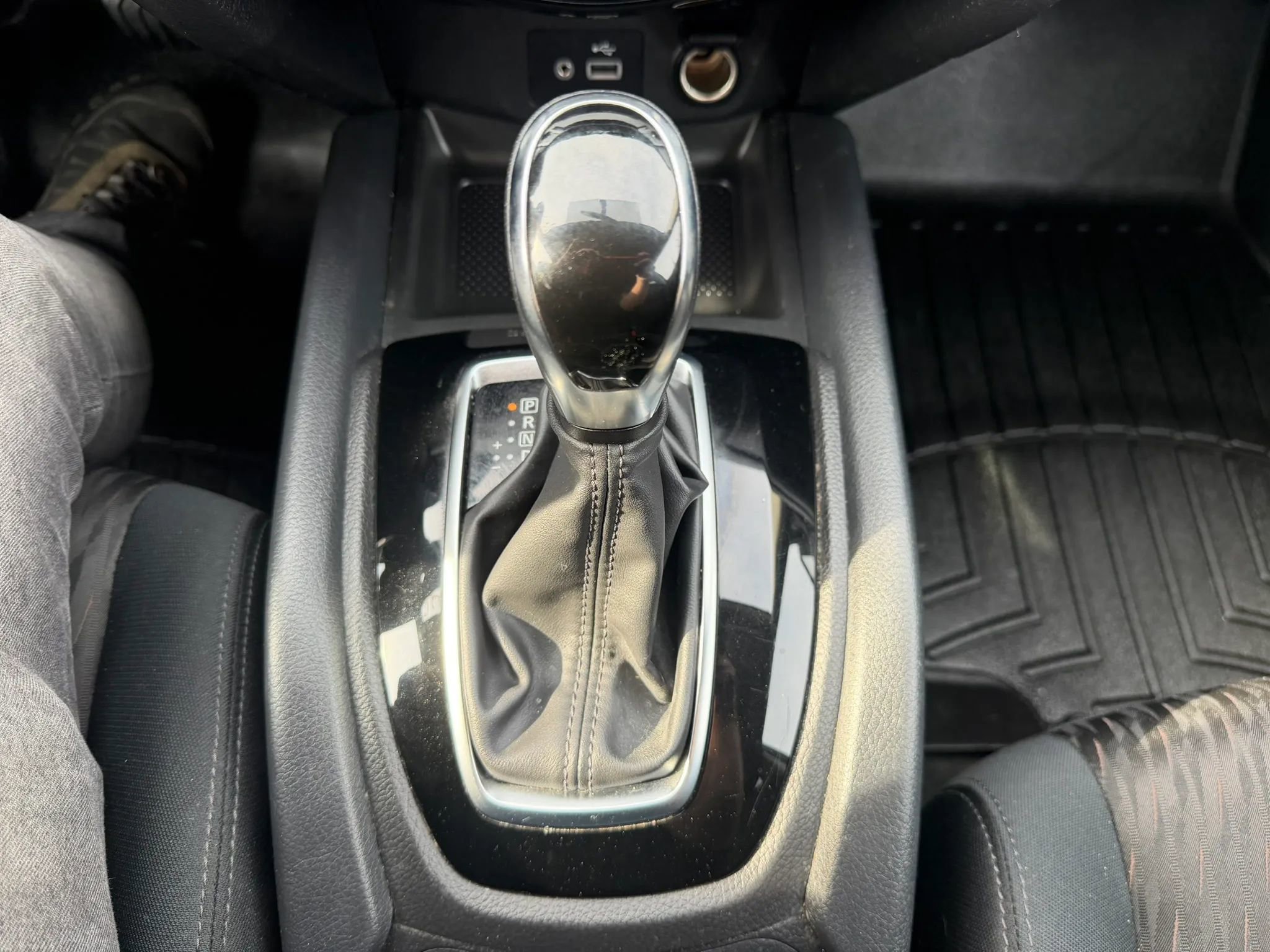 Used 2018 Nissan Rogue SV w/ Premium Package image 17