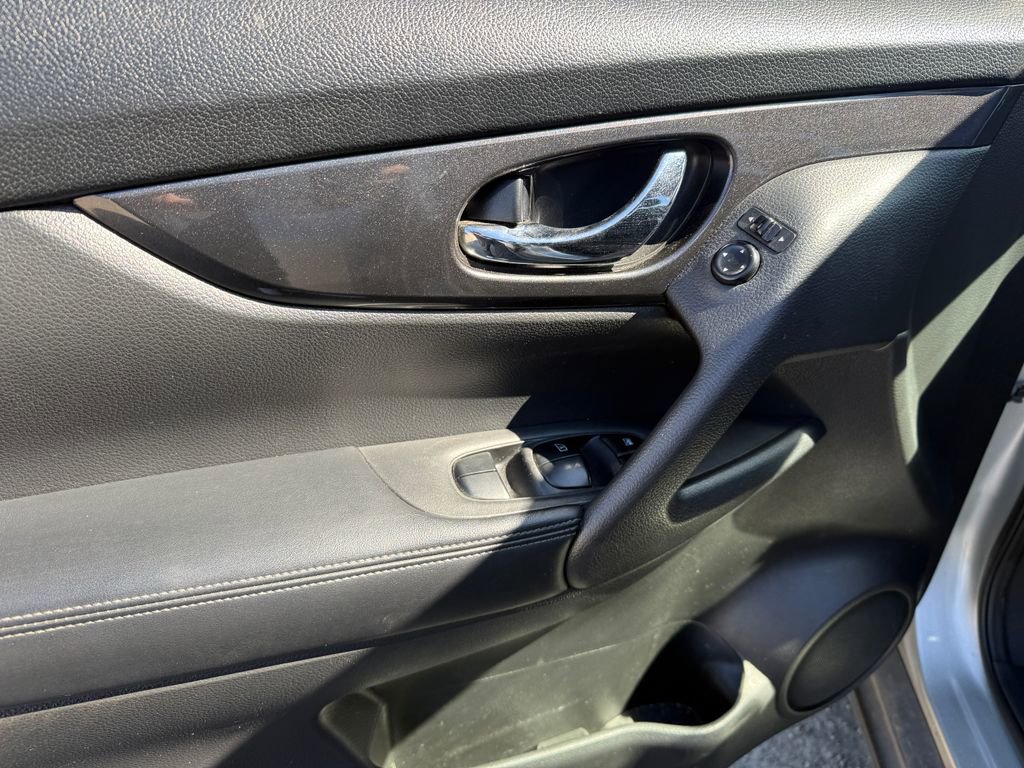 Used 2017 Nissan Rogue S image 5