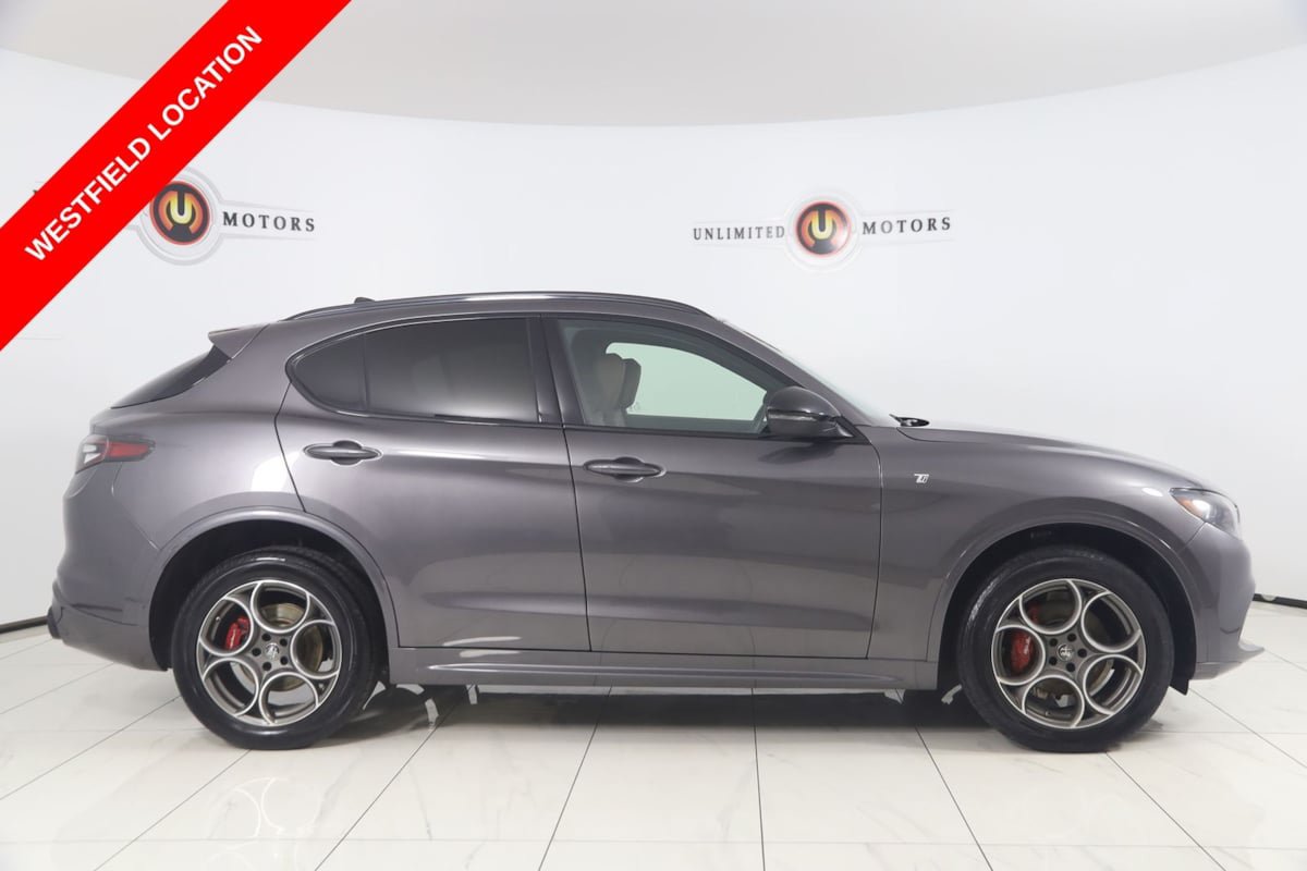 Used 2024 Alfa Romeo Stelvio Ti AWD/4WD image 2