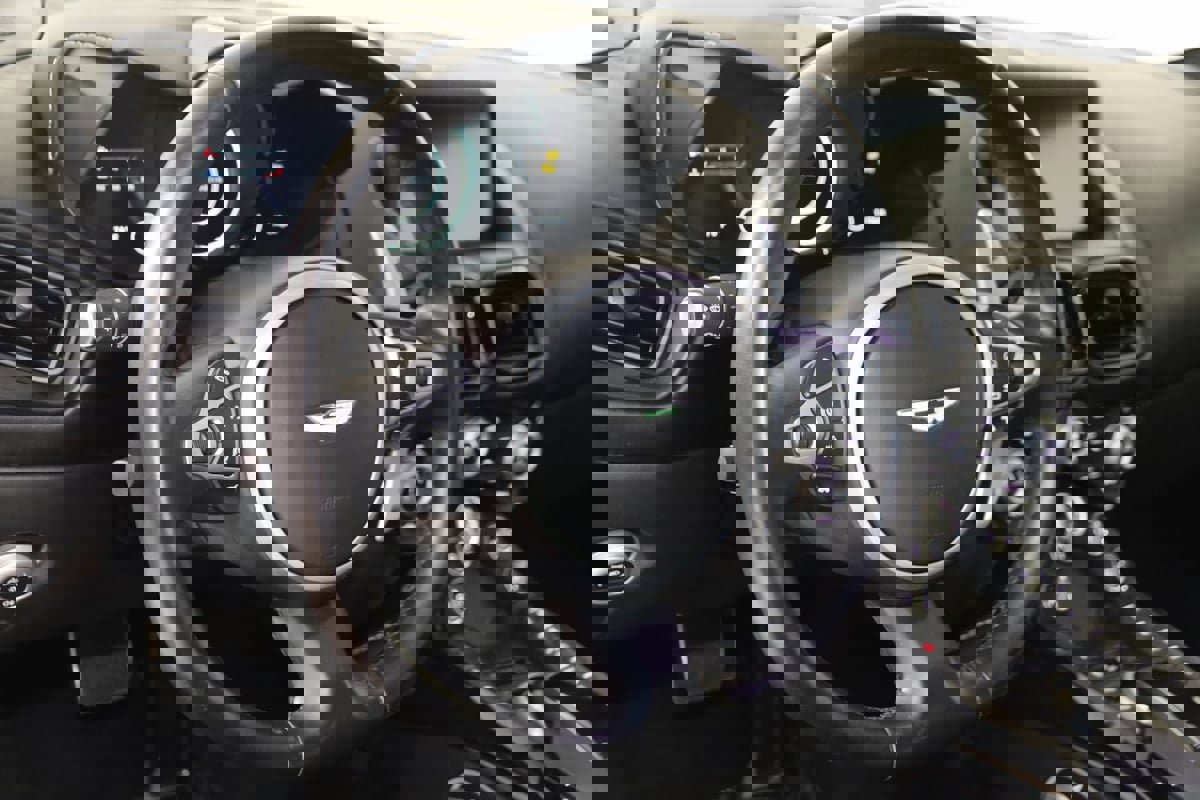 Used 2019 Aston Martin V8 Vantage Coupe image 6