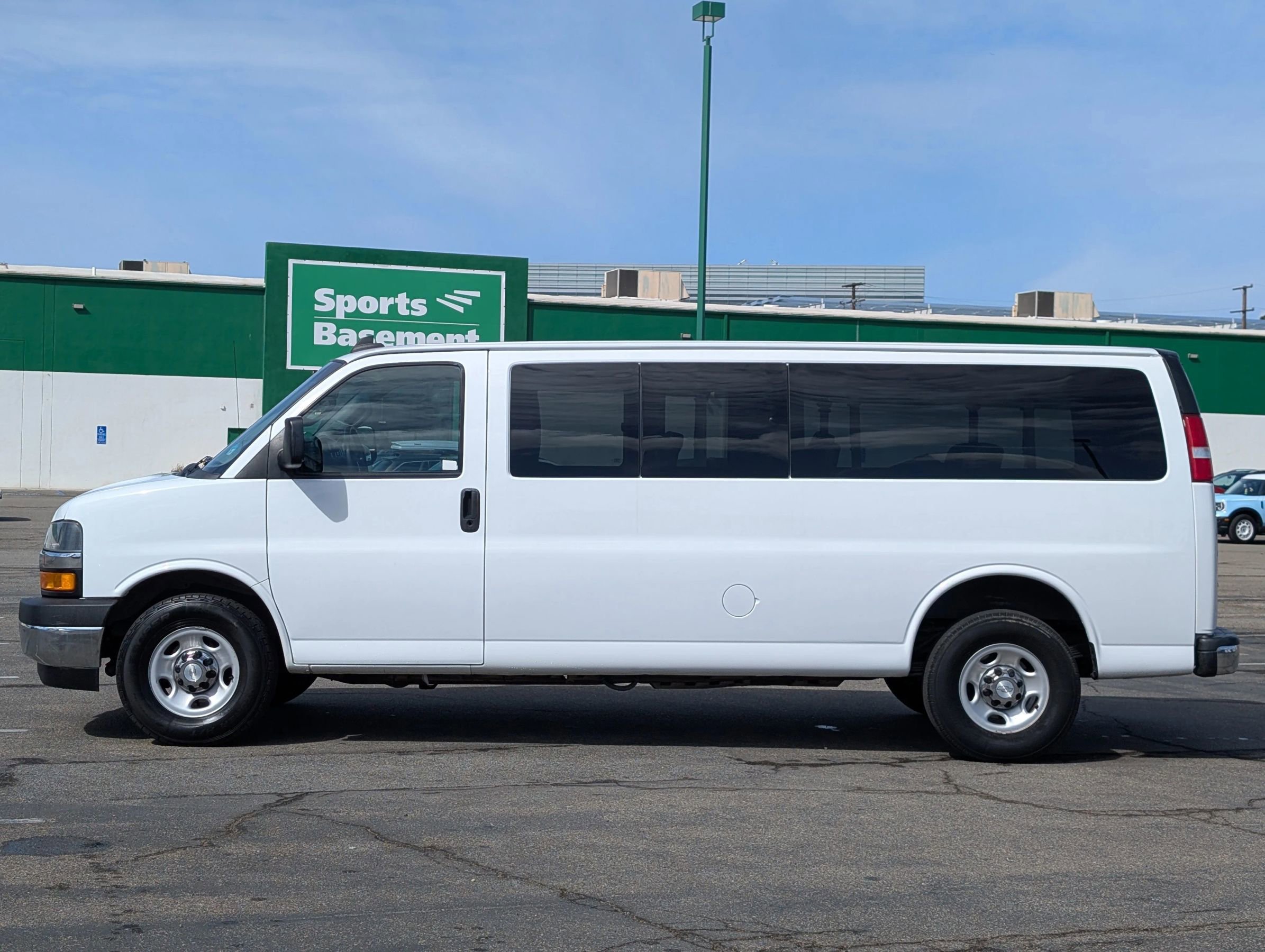 Used 2018 Chevrolet Express 3500 LT w/ LT Preferred Equipment Group RWD image 5