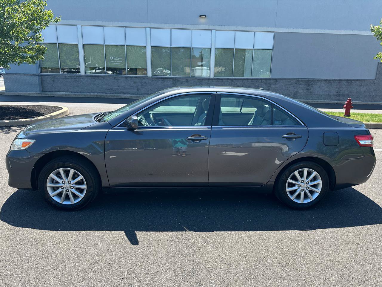 Used 2010 Toyota Camry XLE FWD image 9
