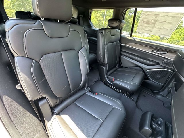 New 2026 Jeep Grand Cherokee L Limited w/ Luxury Tech Group II AWD/4WD image 22