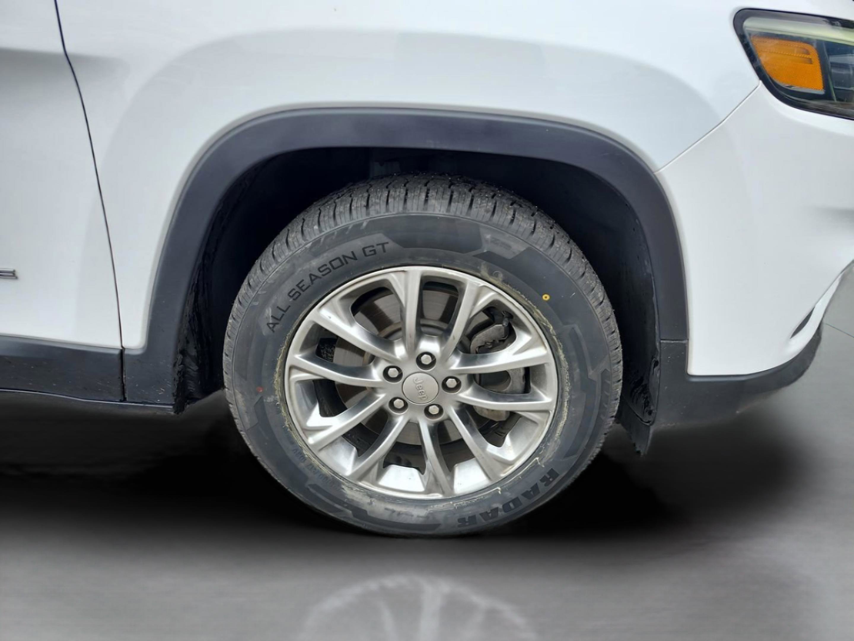 Used 2020 Jeep Cherokee Latitude Plus w/ Comfort/Convenience Group image 31