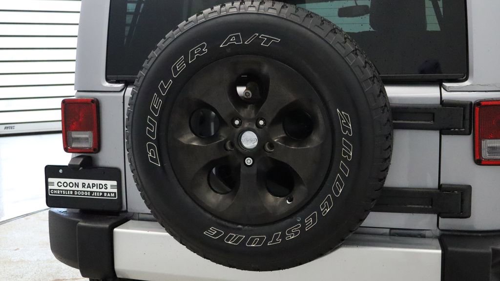 Used 2014 Jeep Wrangler Unlimited Sahara w/ Connectivity Group AWD/4WD image 15