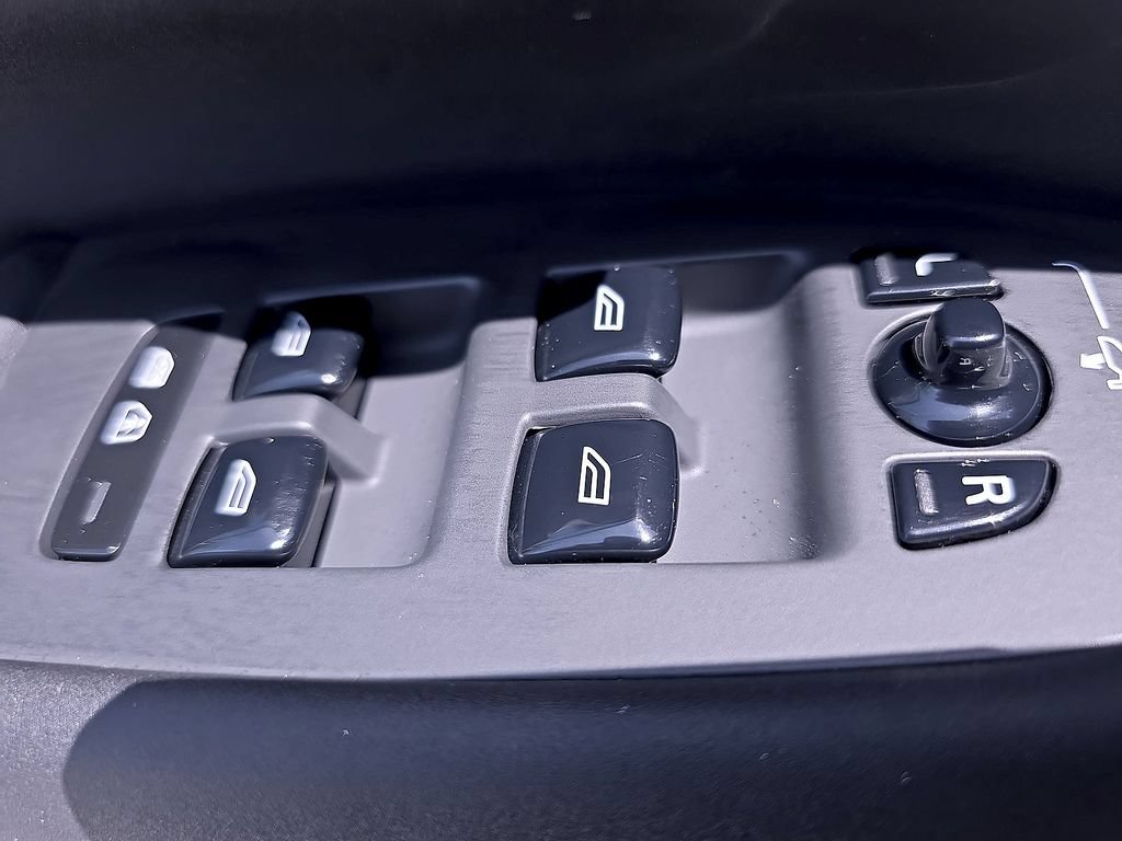 Certified 2025 Volvo XC90 B5 Plus AWD/4WD image 40