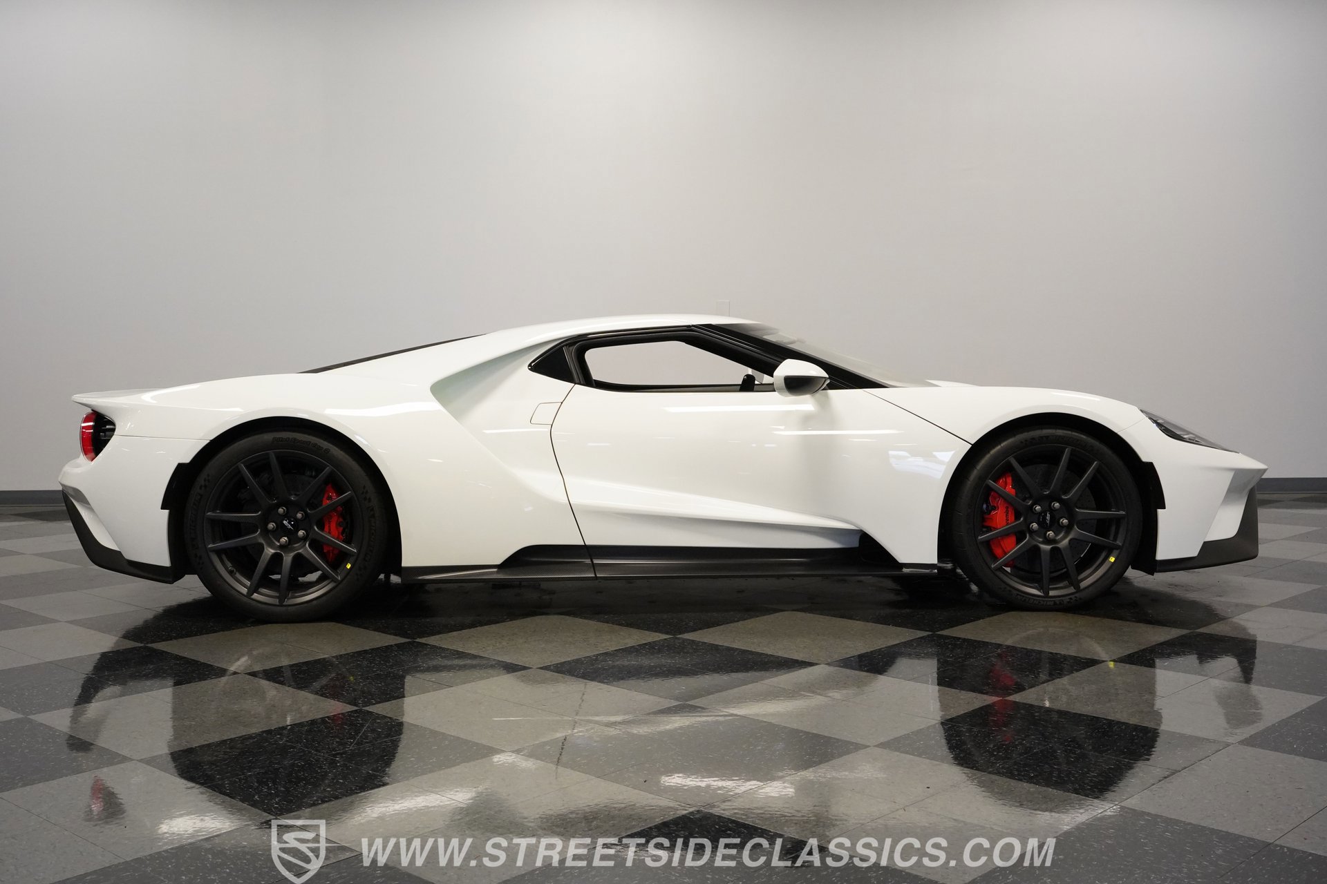 Used 2017 Ford GT RWD image 14