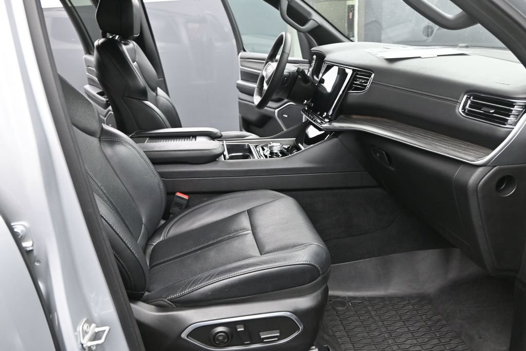 Used 2024 Jeep Wagoneer L Series II w/ Flexible Seating Group AWD/4WD image 23