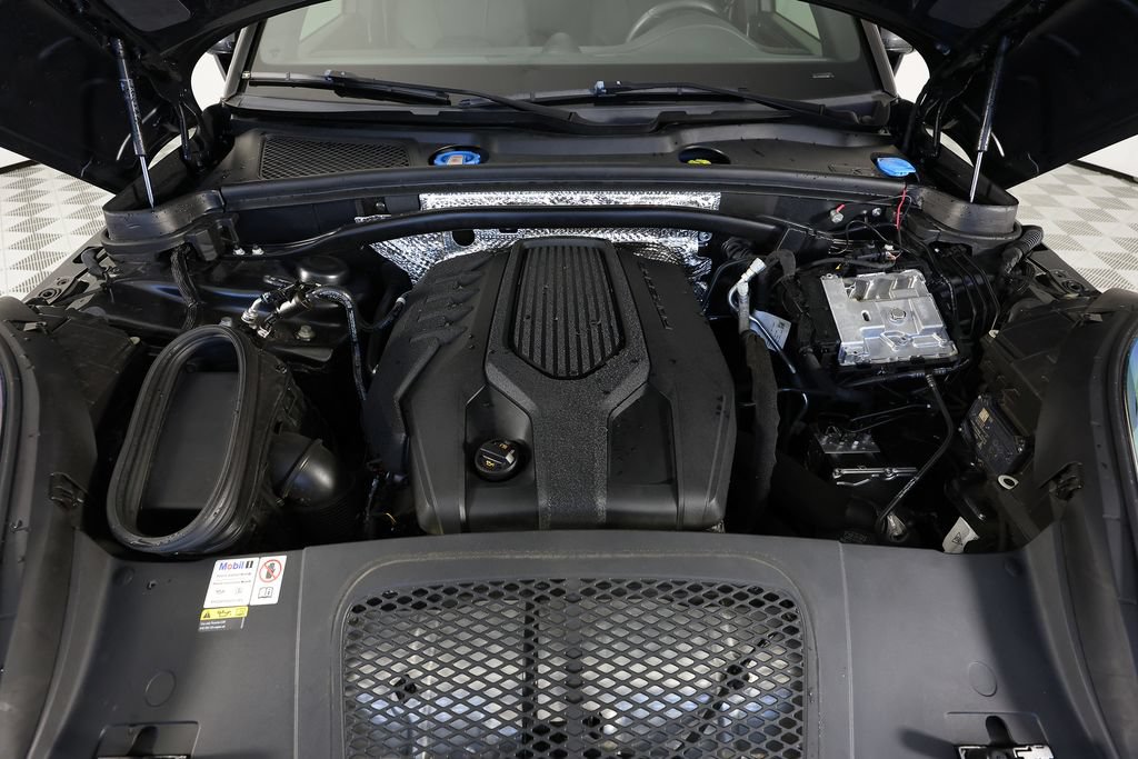Used 2023 Porsche Macan AWD/4WD image 40